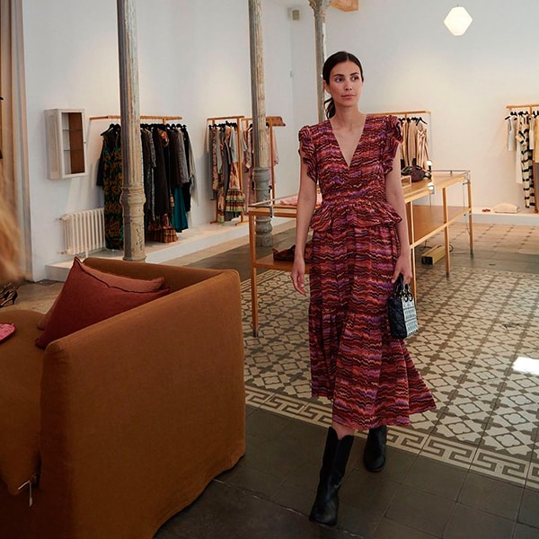 Sassa de Osma recicla un vestido de invitada estampado con los botines otoñales imprescindibles