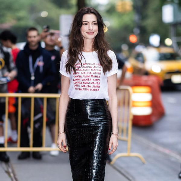 ¿Por qué ha generado polémica el último look de Anne Hathaway con camiseta y falda de cuero?