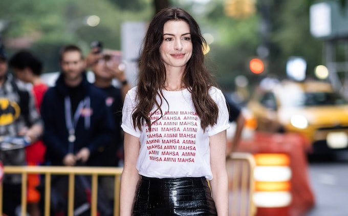La comentada camiseta con mensaje de Anne Hathaway en apoyo a las mujeres en Irán