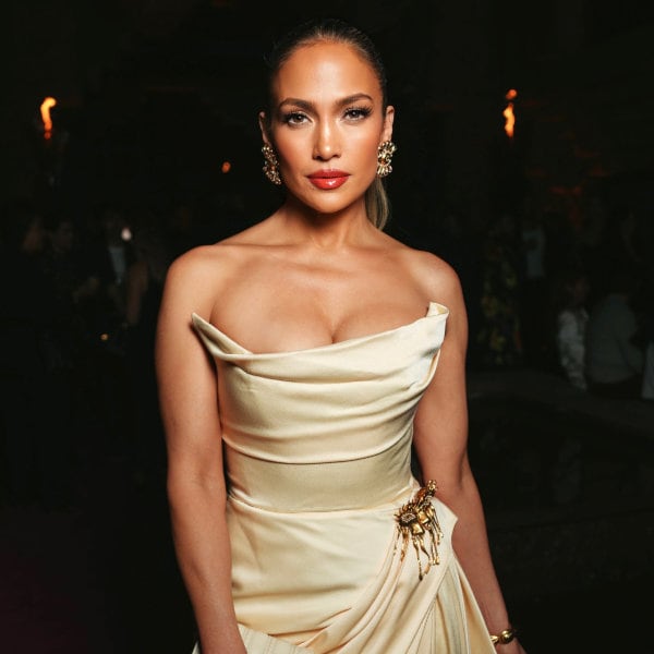 Jennifer Lopez transforma un vestido nupcial en el look de invitada perfecta gracias a joyas exclusivas