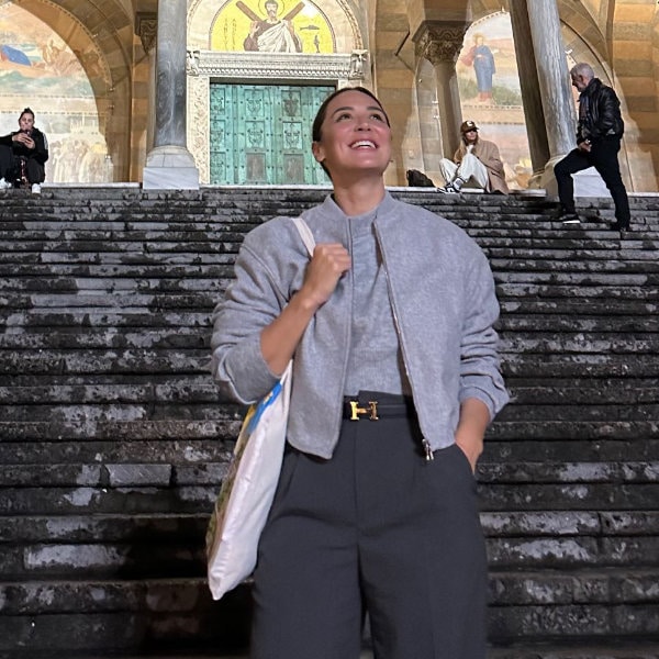 La 'bomber' minimalista de Zara que Tamara Falcó ha estrenado en su escapada romántica a Amalfi