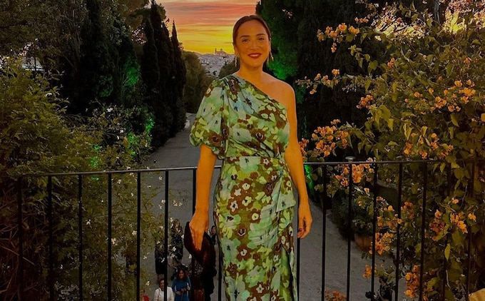 Haz como Tamara Falcó y elige un vestido asimétrico 'made in Spain' para tu próxima fiesta: ¡triunfarás!