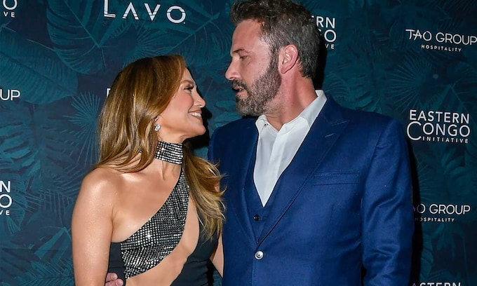Jennifer Lopez deslumbra, junto a Ben Affleck, en la alfombra roja de Las Vegas con un vestido de aberturas imposibles