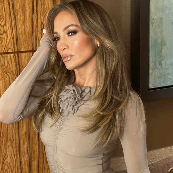 Vestido superajustado y tacones transparentes: el último look de Jennifer Lopez con el que ha arrasado