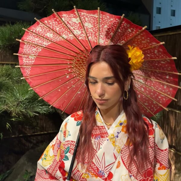 La foto del millón de 'likes' con la que Dua Lipa comparte un momentazo de su viaje a Tokio ¡en kimono!