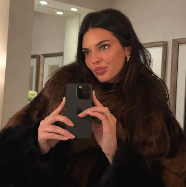 Kendall Jenner conquista Aspen con un exclusivo abrigo de pelo inspirado en la estética 'Old Money'