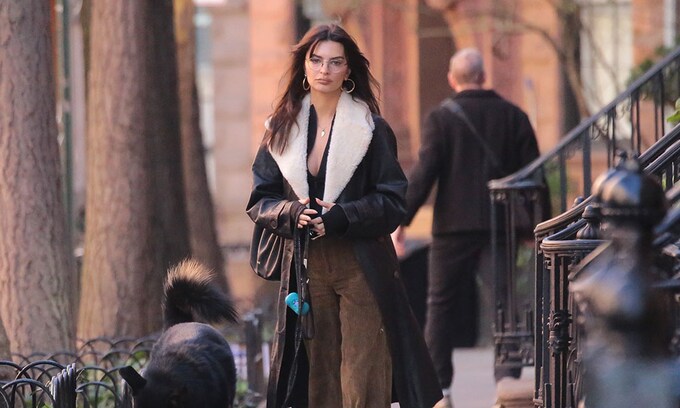 Emily Ratajkowki con pantalón de pana en Nueva York