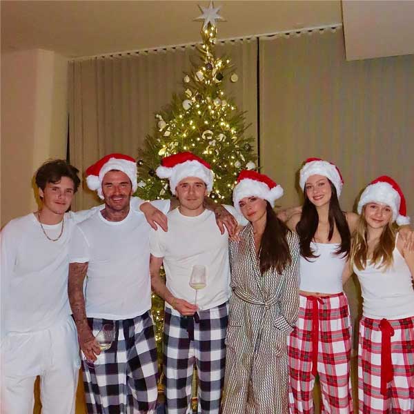 En pijama y con looks coordinados: el posado familiar de los Beckham en Miami para inaugurar la Navidad