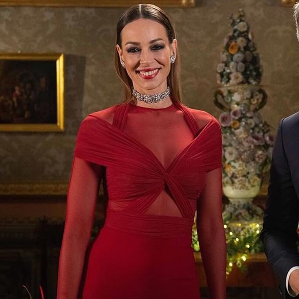 Eva González desvela su look de Nochevieja: un sensual vestidazo rojo con transparencias y drapeados