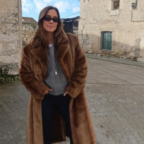 María Pombo estrena el abrigo de pelo que la ha unido con las europeas más estilosas y querrás fichar en rebajas