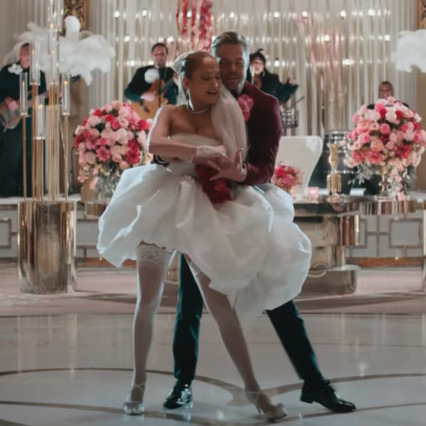 Los dos sugerentes vestidos de novia que Jennifer Lopez ha estrenado en su nuevo videoclip