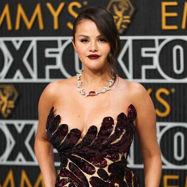Selena Gomez estrena un vestido de lentejuelas burdeos con más de 930 horas de trabajo