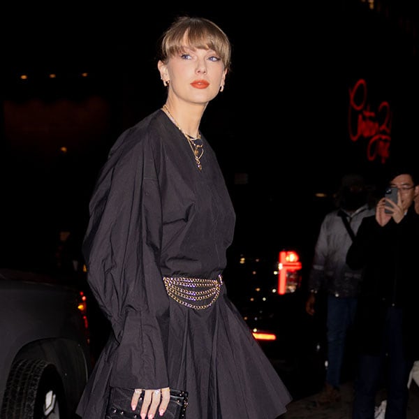 Taylor Swift lleva el vestido corto camisero más fácil de combinar en su última salida de chicas