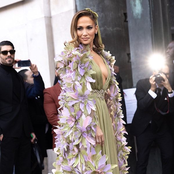 Jennifer Lopez, una ninfa del bosque en París con un impresionante vestido de gala y capa de flores