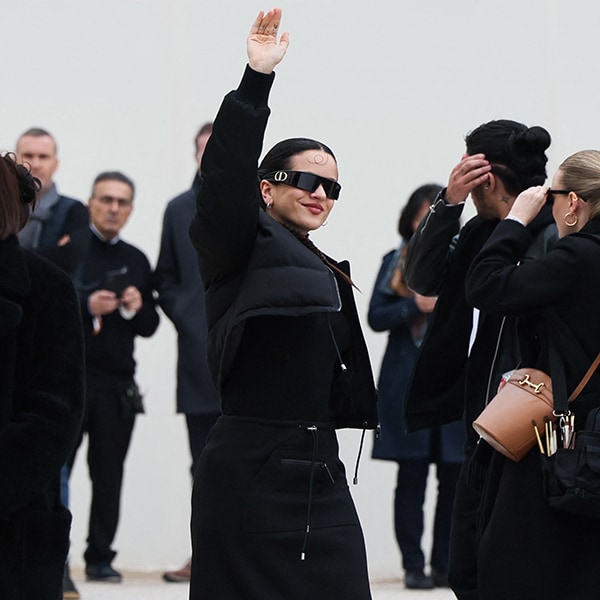 Rosalía vuelve a Paris Fashion Week con un look deportivo que nadie esperaría en un 'front row'