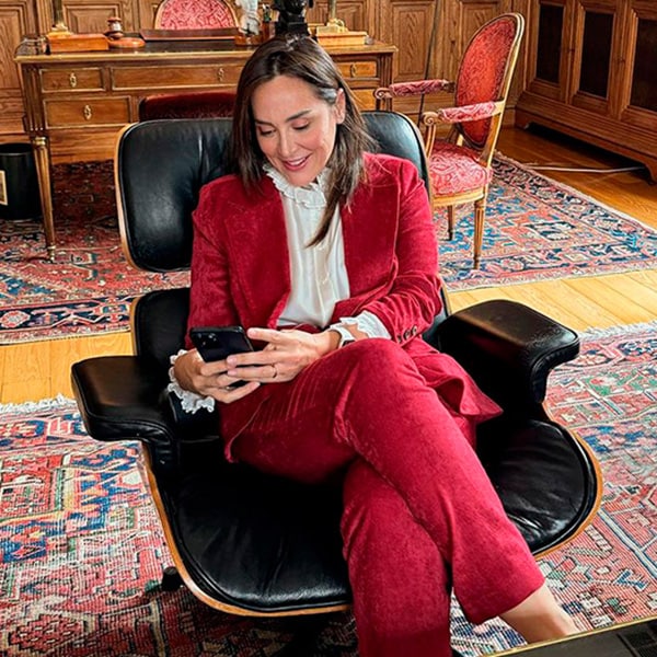 Tamara Falcó combina el traje rojo que adoran las 'royals' con las venecianas más cómodas