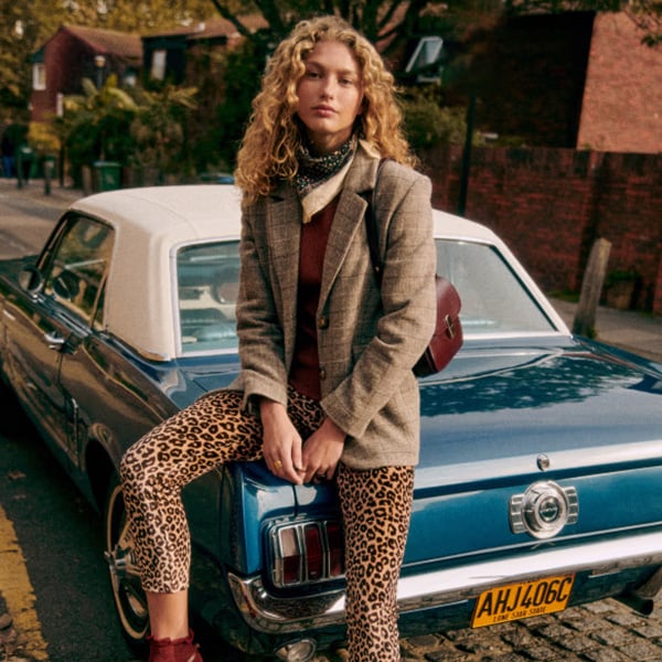 Dónde comprar (y cómo combinar bien) los pantalones de leopardo más virales