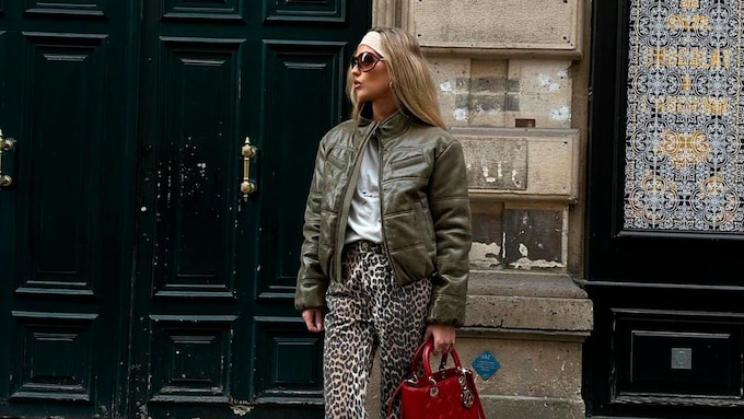 Dónde comprar (y cómo combinar bien) los pantalones de leopardo más virales