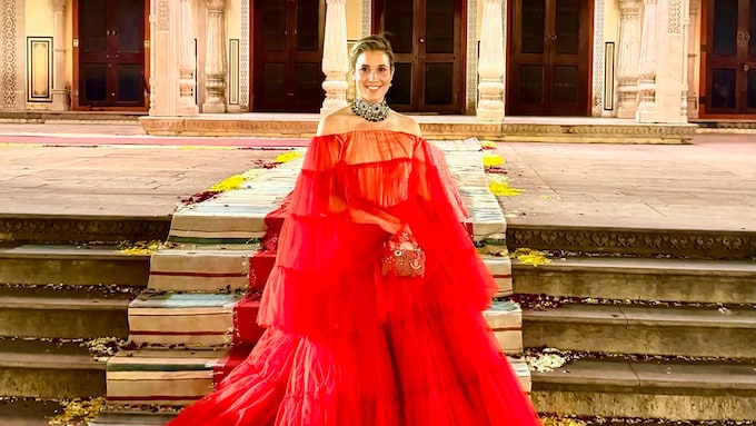 Inés de Cominges en la India con vestido de Maison Natan Alta Costura