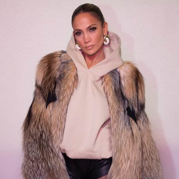Jennifer Lopez se acoge al ‘corporatecore’ y revela cuál es el abrigo largo perfecto para el entretiempo