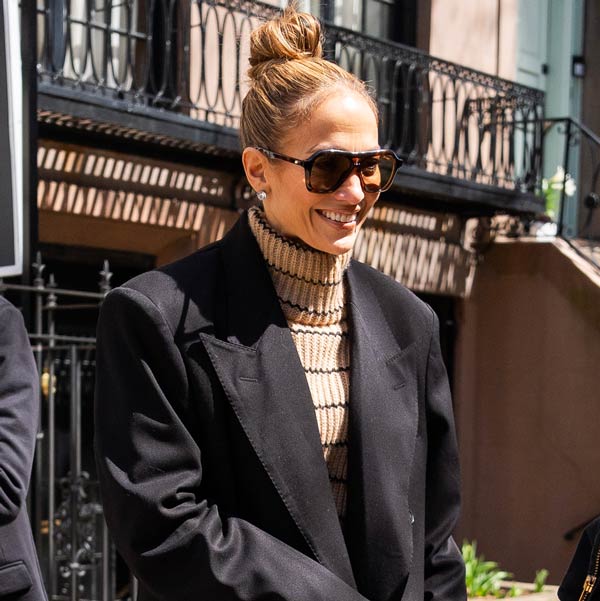 Vaqueros anchos y sandalias de plataforma XL: la alianza que Jennifer Lopez sabe cómo llevar en looks elegantes