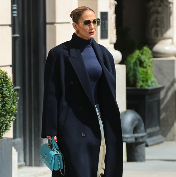 El elegante 'total look' azul de Jennifer Lopez: vaqueros anchos y taconazos para pasear por Nueva York