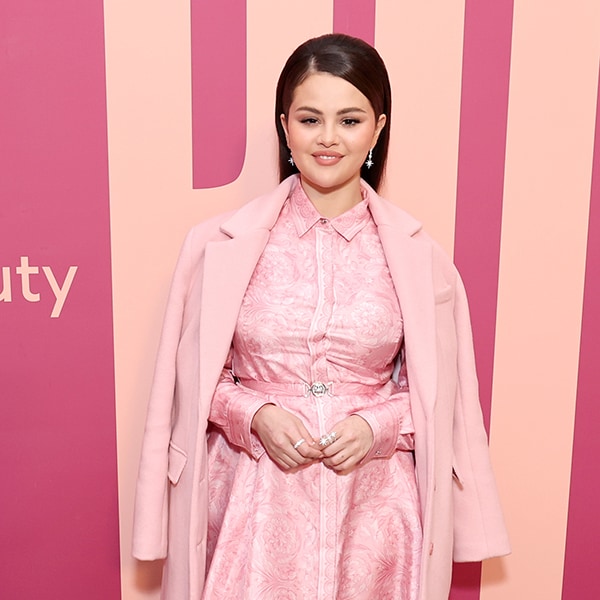 Selena Gomez celebra su triunfo 'beauty' con un vestido camisero de seda italiana y estampado barroco