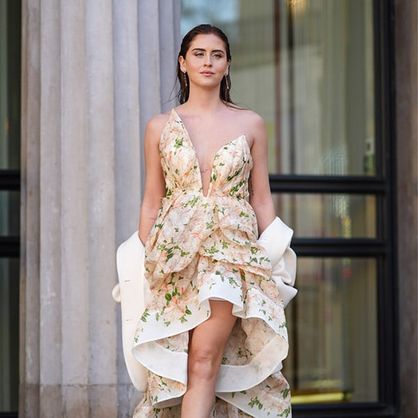 Los trucos de nuestra estilista para combinar un vestido de flores en looks todoterreno y de tendencia