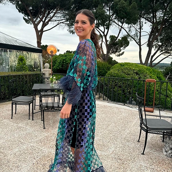 Isabelle Junot combina un vestido semitransparente, brillante y de flecos con plataformas de terciopelo