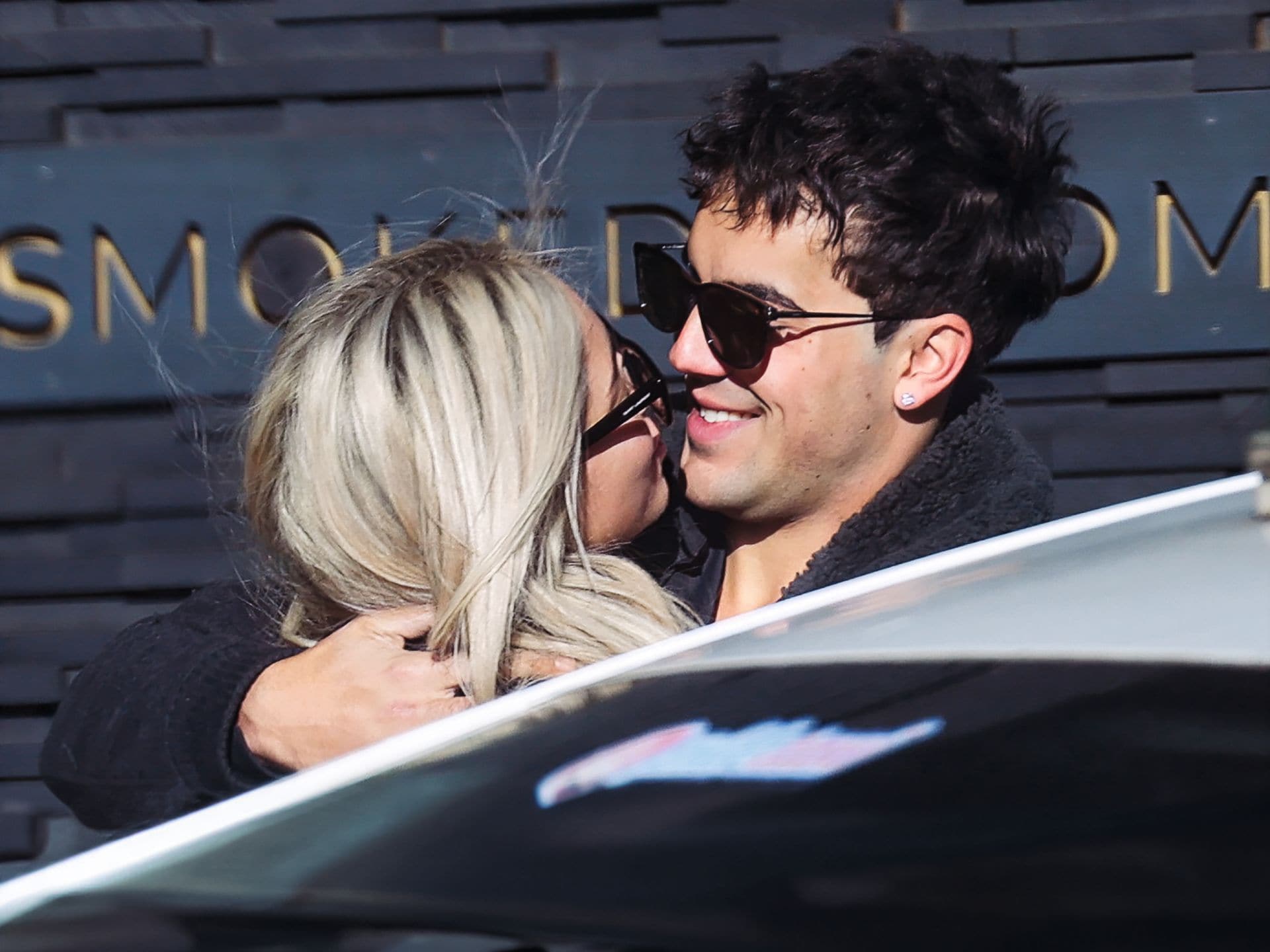 Ana Mena y Óscar Casas: las imágenes definitivas de la pareja del momento