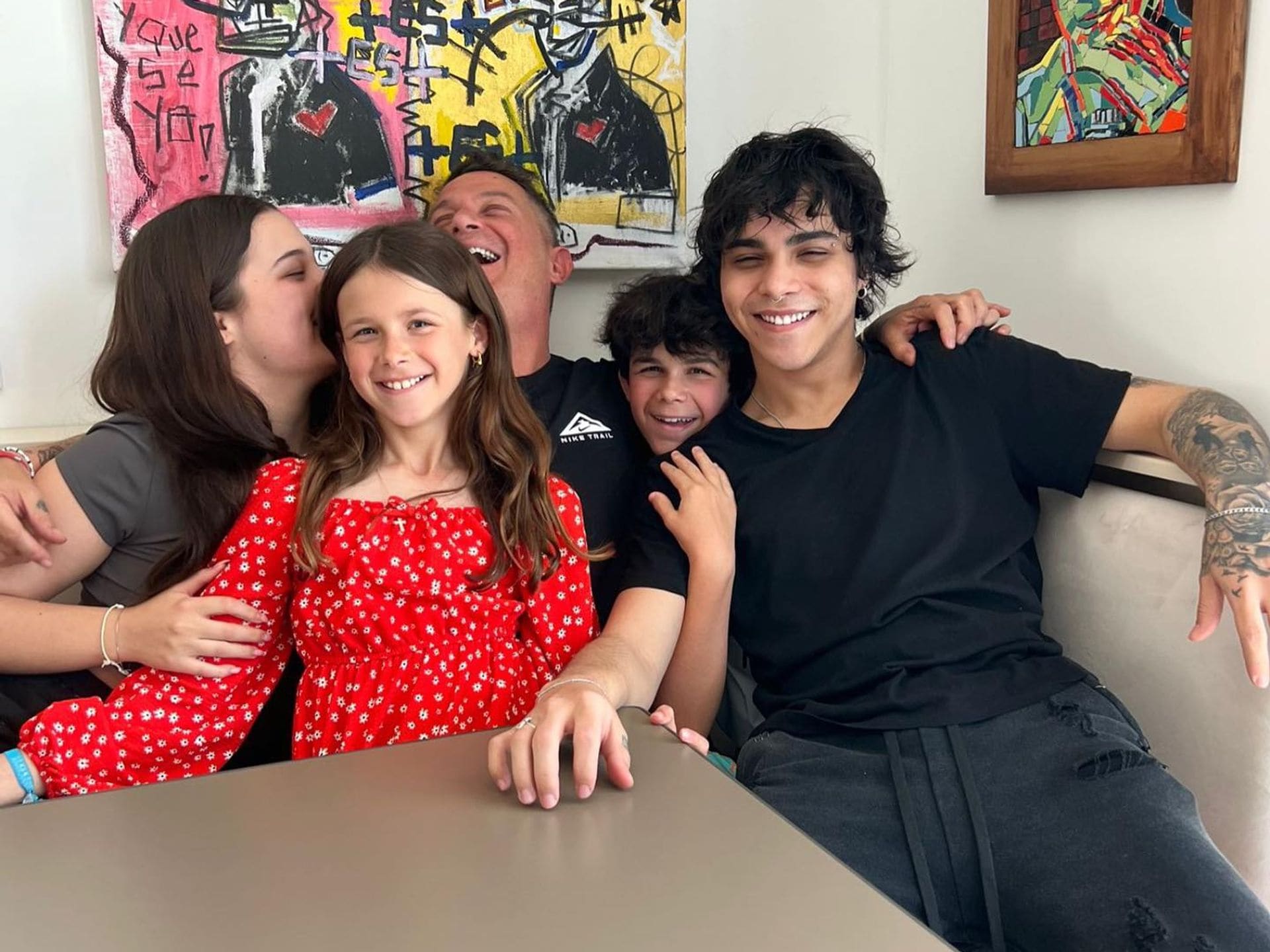 Alejandro Sanz disfruta de un paseo en bote con sus cuatro hijos | ¡HOLA!