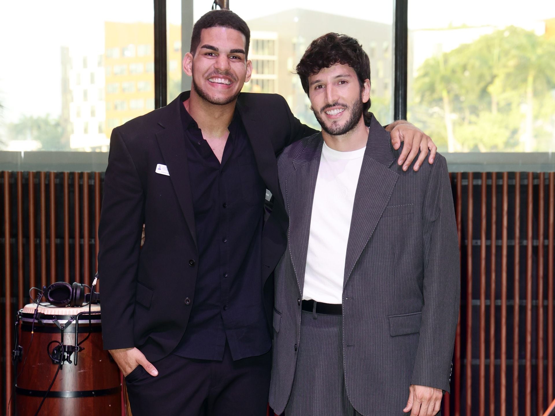 Ellos son los famosos que imponen la moda de los pantalones wide leg HOLA