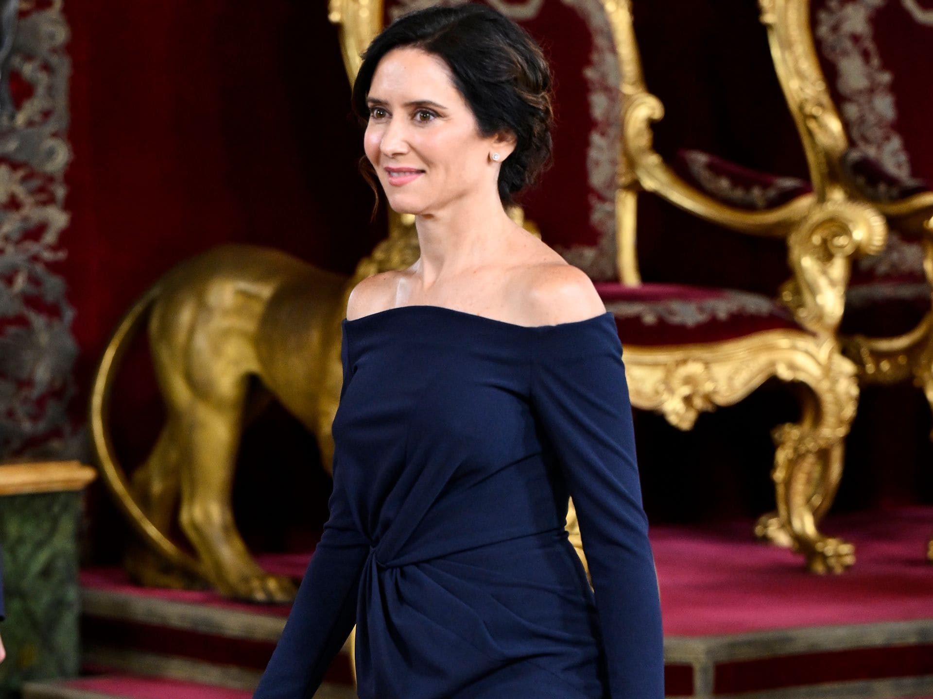 Isabel Díaz Ayuso apuesta por Vicky Martín Berrocal para su vestido azul  'royal' de escote Bardot en el Día de la Hispanidad