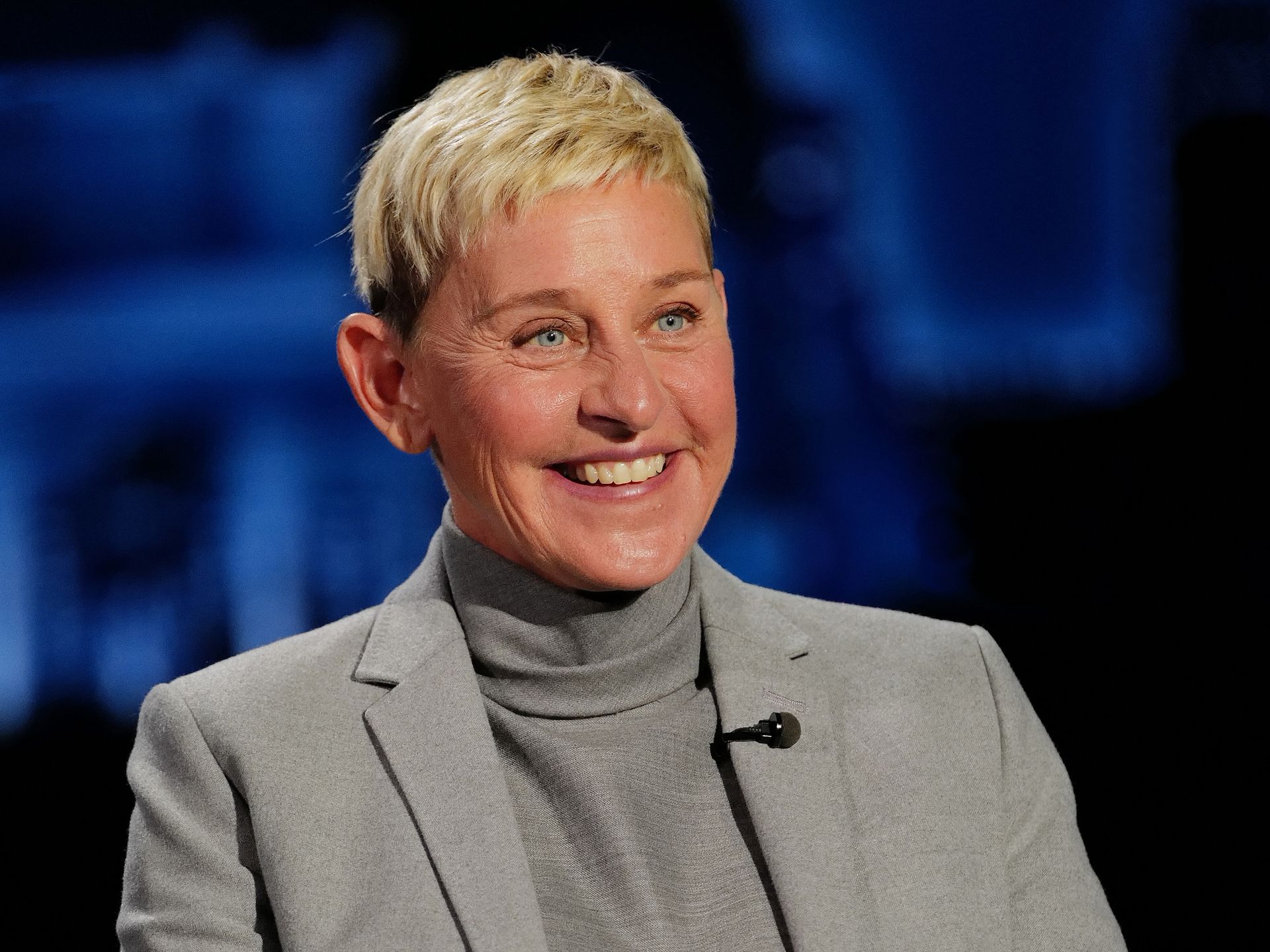 Ellen DeGeneres, irreconocible sin su pelo rubio en su impresionante finca  en Reino Unido