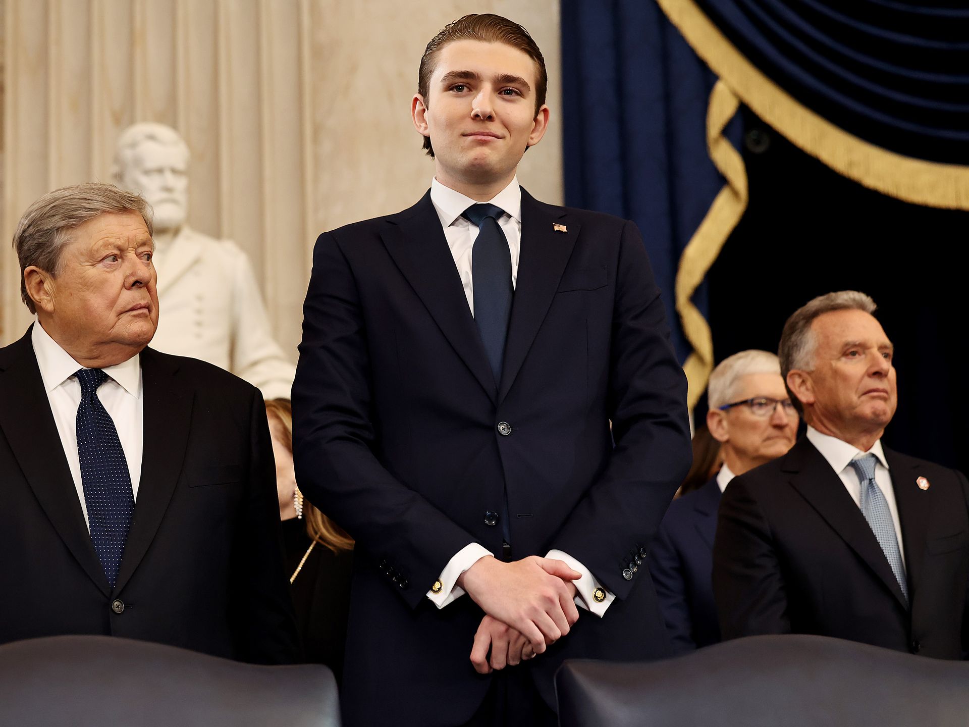 Barron Trump sorprende con su nuevo look durante la toma de posesión de su  padre | ¡HOLA!
