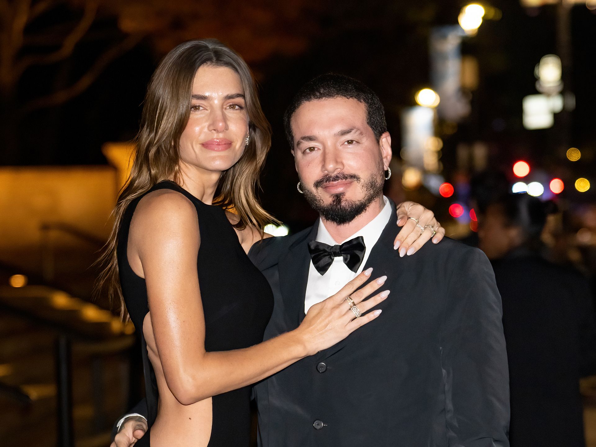 La romántica sorpresa de J Balvin a Valentina Ferrer en su concierto en París | ¡HOLA!