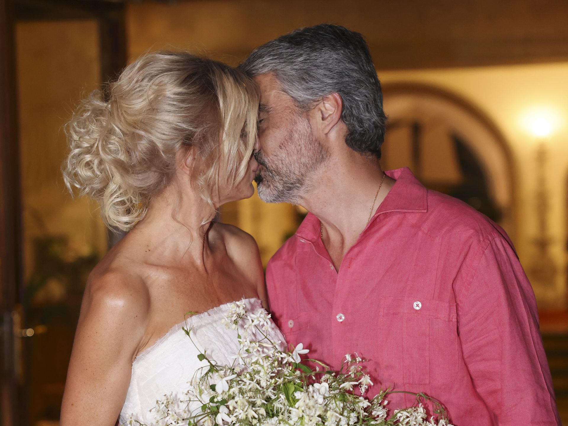 El primer baile de casados de Susanna Griso y Luis Enríquez y la inesperada  sorpresa de su ramo de novia