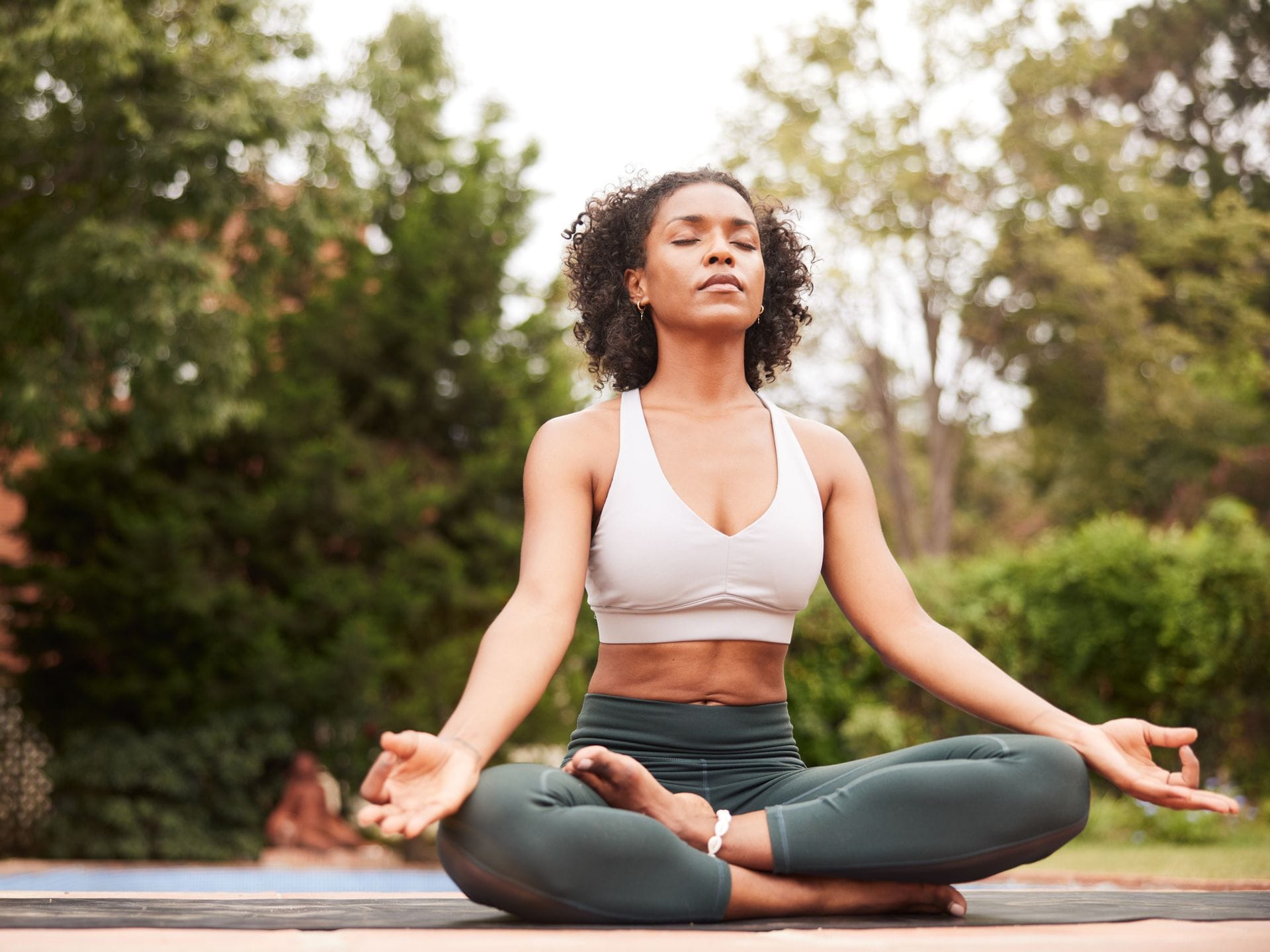Estas 6 posturas de yoga te pueden ayudar a mejorar la concentración