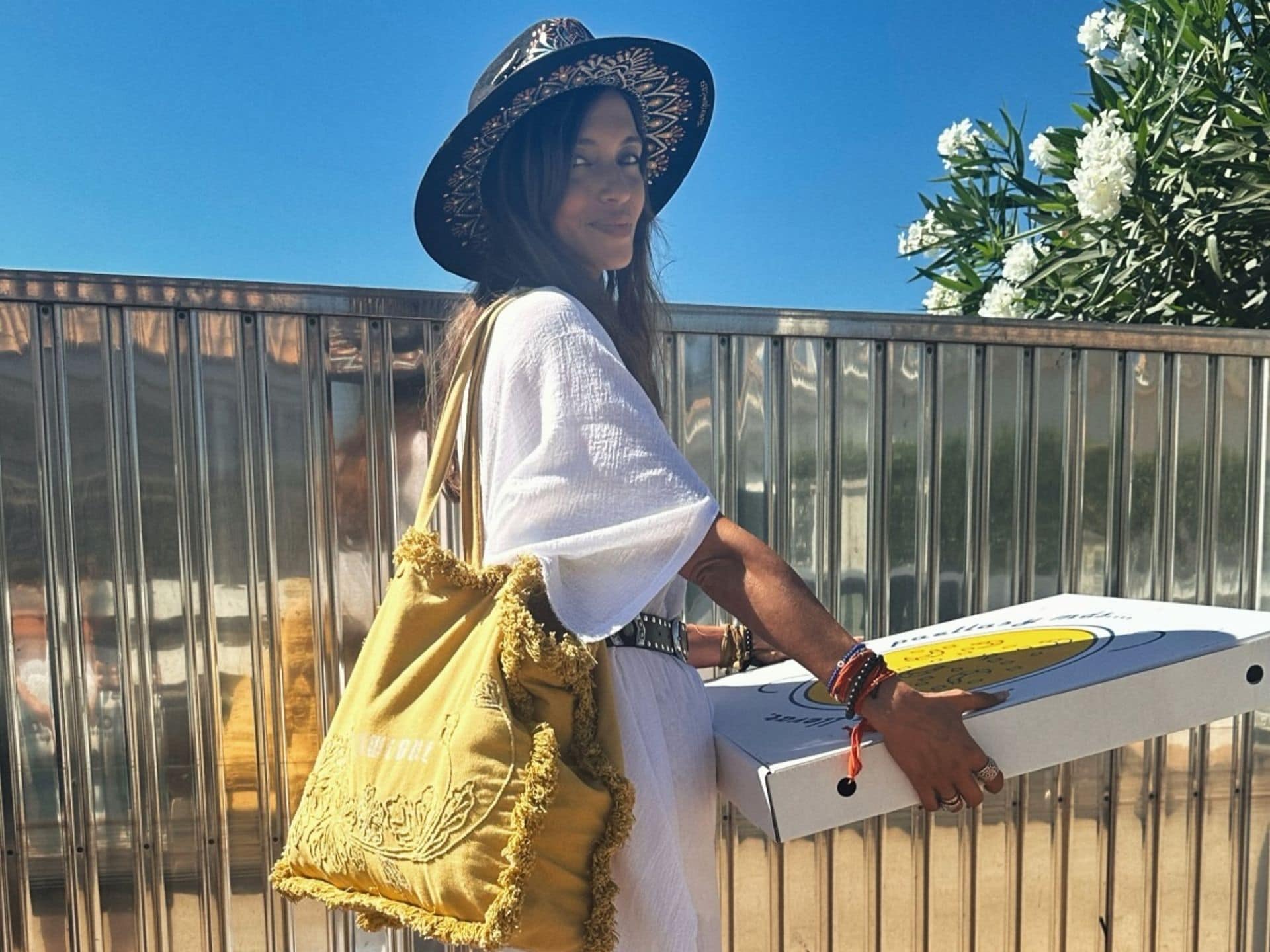 El estilo 'boho chic' de Sara Carbonero en sus vacaciones familiares con un  caftán rebajado y accesorios 'western'