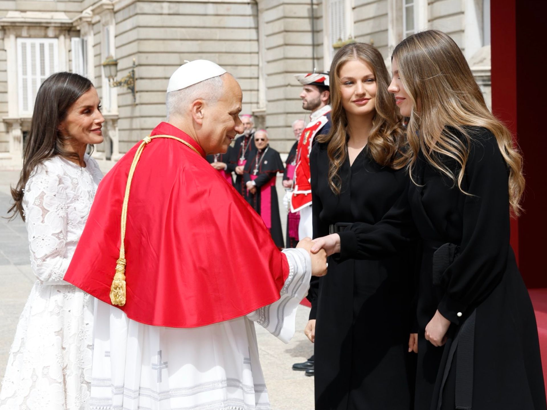 La princesa Leonor y la infanta Sofía se reencuentran por fin entre gestos de complicidad para conocer al papa León XIV en Madrid