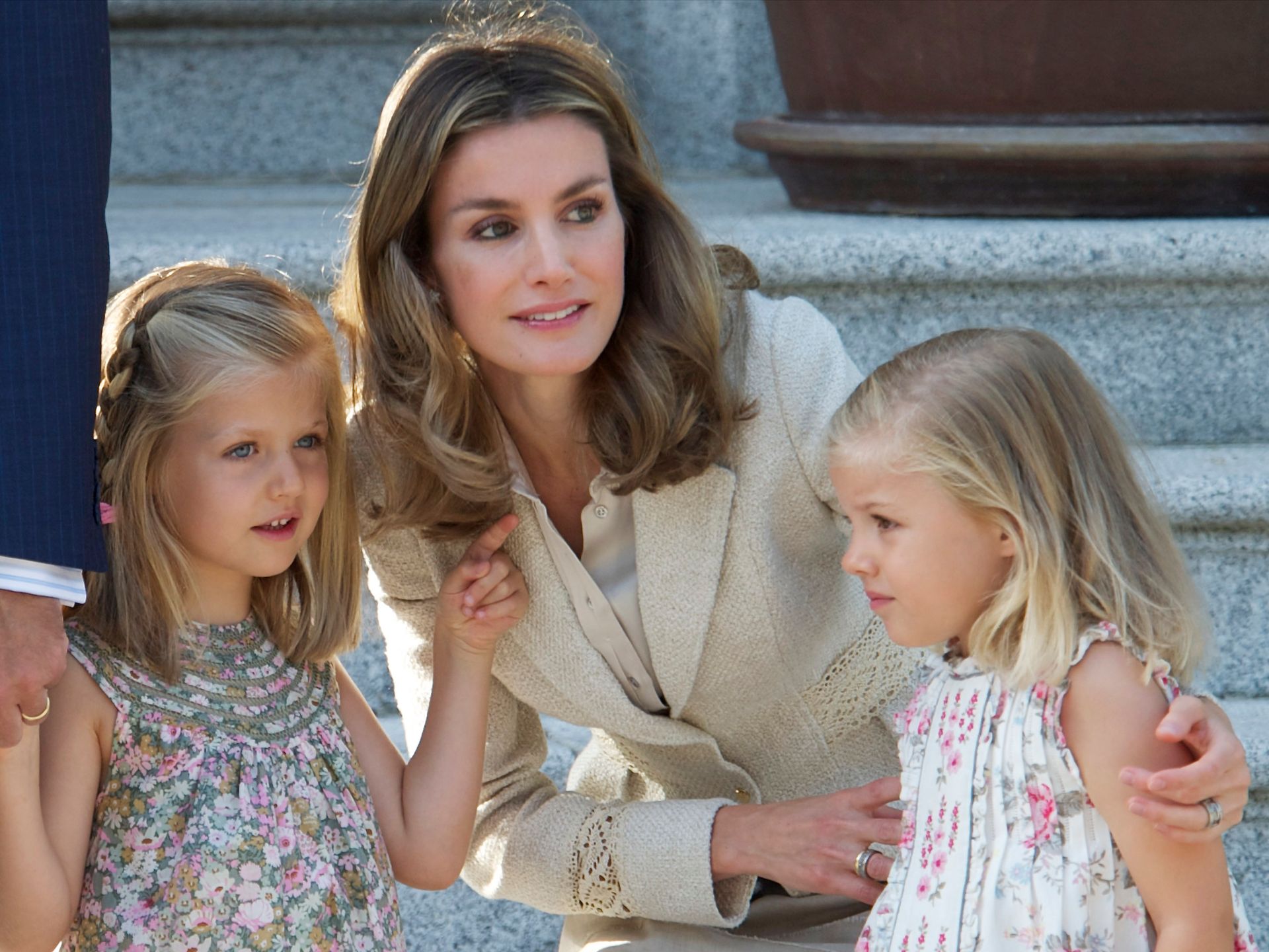 De niñas a universitarias: así han cambiado la princesa Leonor y la infanta Sofía desde la última visita de un Papa a España hace 15 años