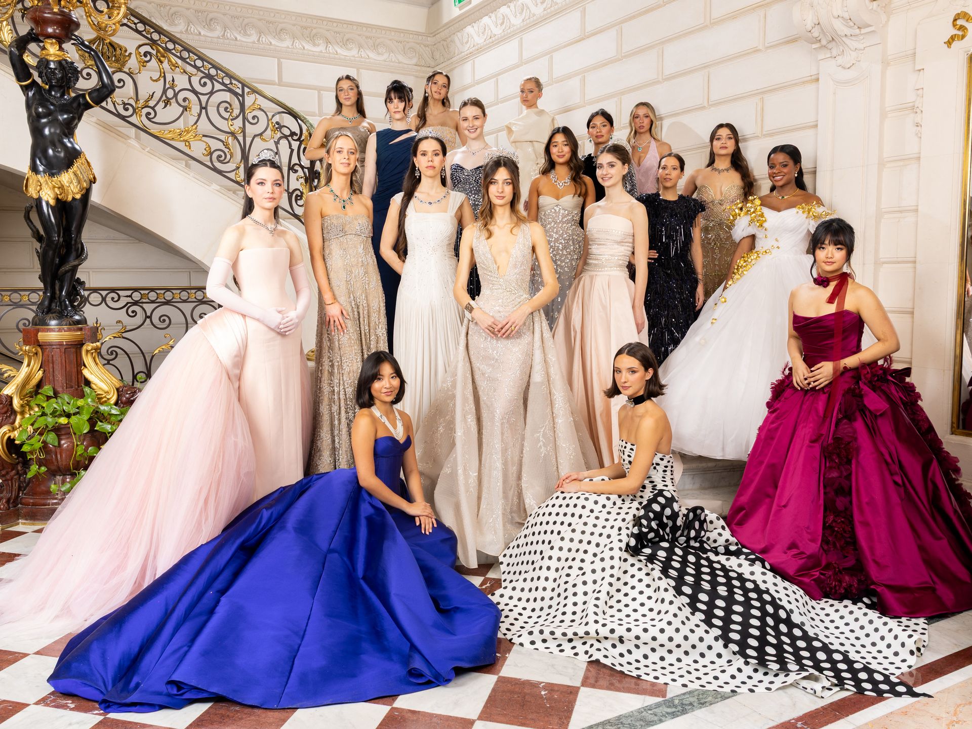 Ellas robaron el protagonismo: Eulalia de Orleans-Borbón y Almudena Dailly  brillan en el Baile de Debutantes 2025 en París