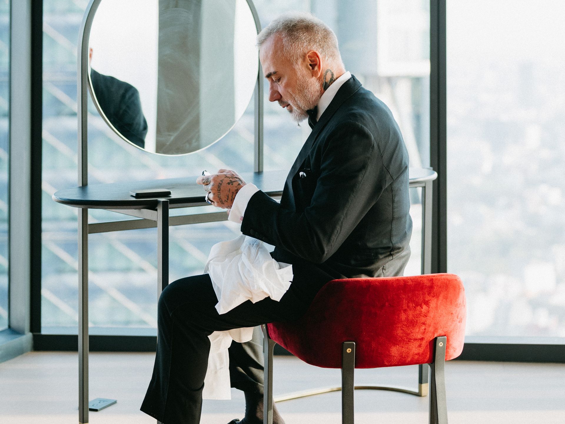 Gianluca Vacchi revela el detalle familiar que usó en Miss Universe 2024 |  ¡HOLA!