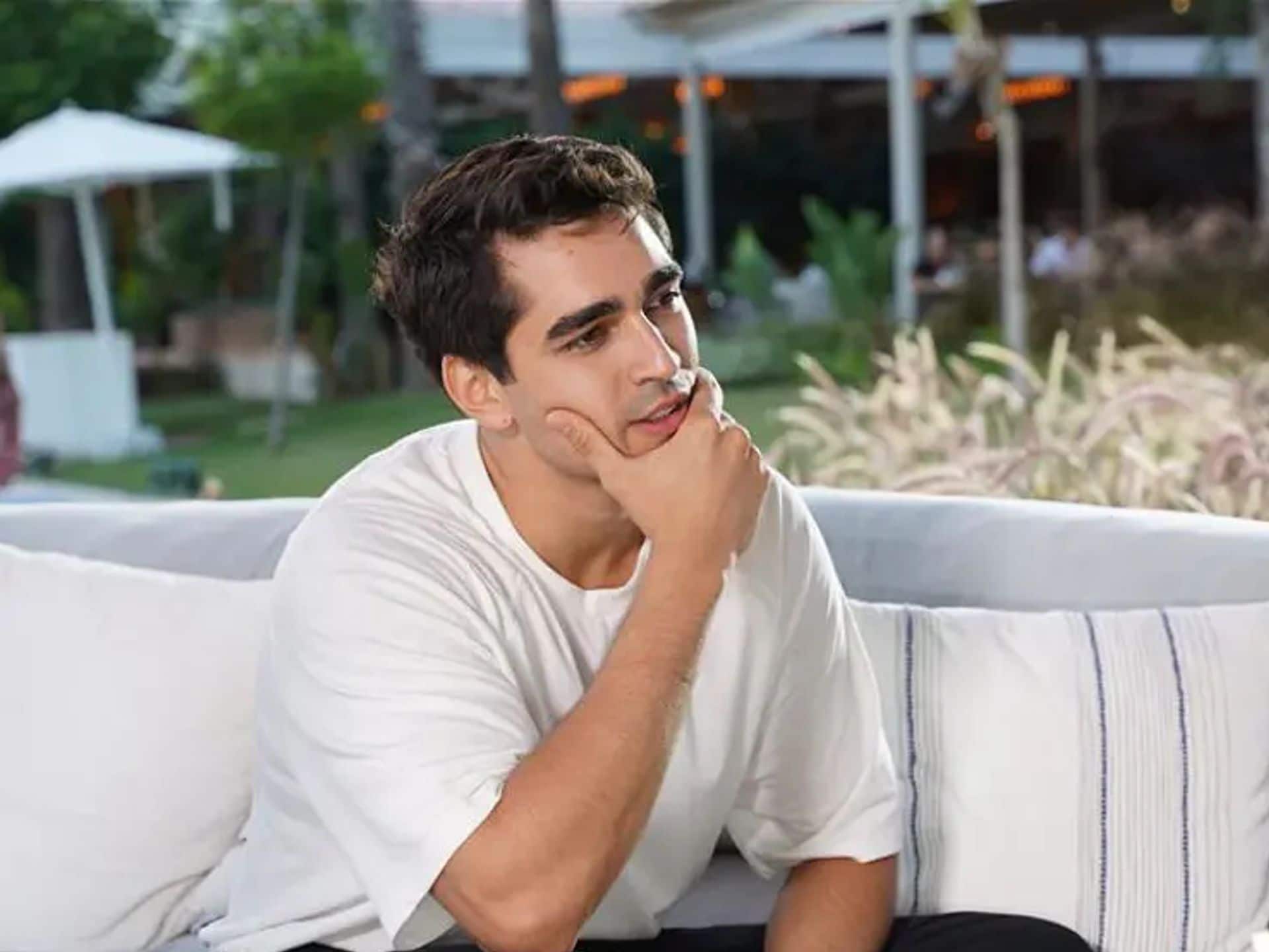 Mert Ramazan Demir ('Una nueva vida') muy bien acompañado por una  misteriosa joven que no es Afra Saraçoğlu