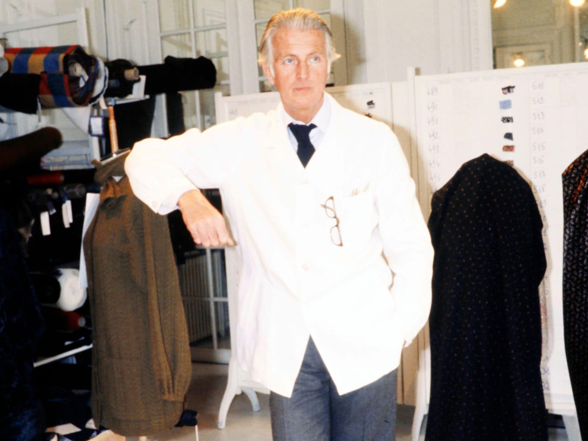 https://www.hola.com/horizon/43/c291403ceeb7-designer-hubert-de-givenchy-previews-his-fall-1978-ready-to-wear-collection-on-m.jpg
