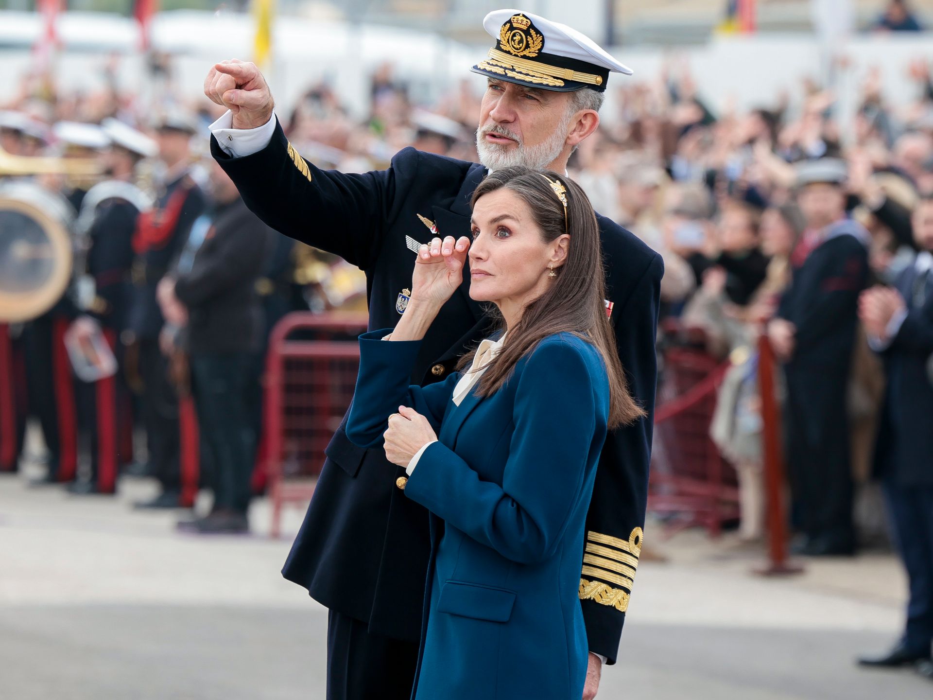 Las lágrimas de la reina Letizia y el orgullo del rey Felipe en la  despedida a Leonor a bordo de Elcano
