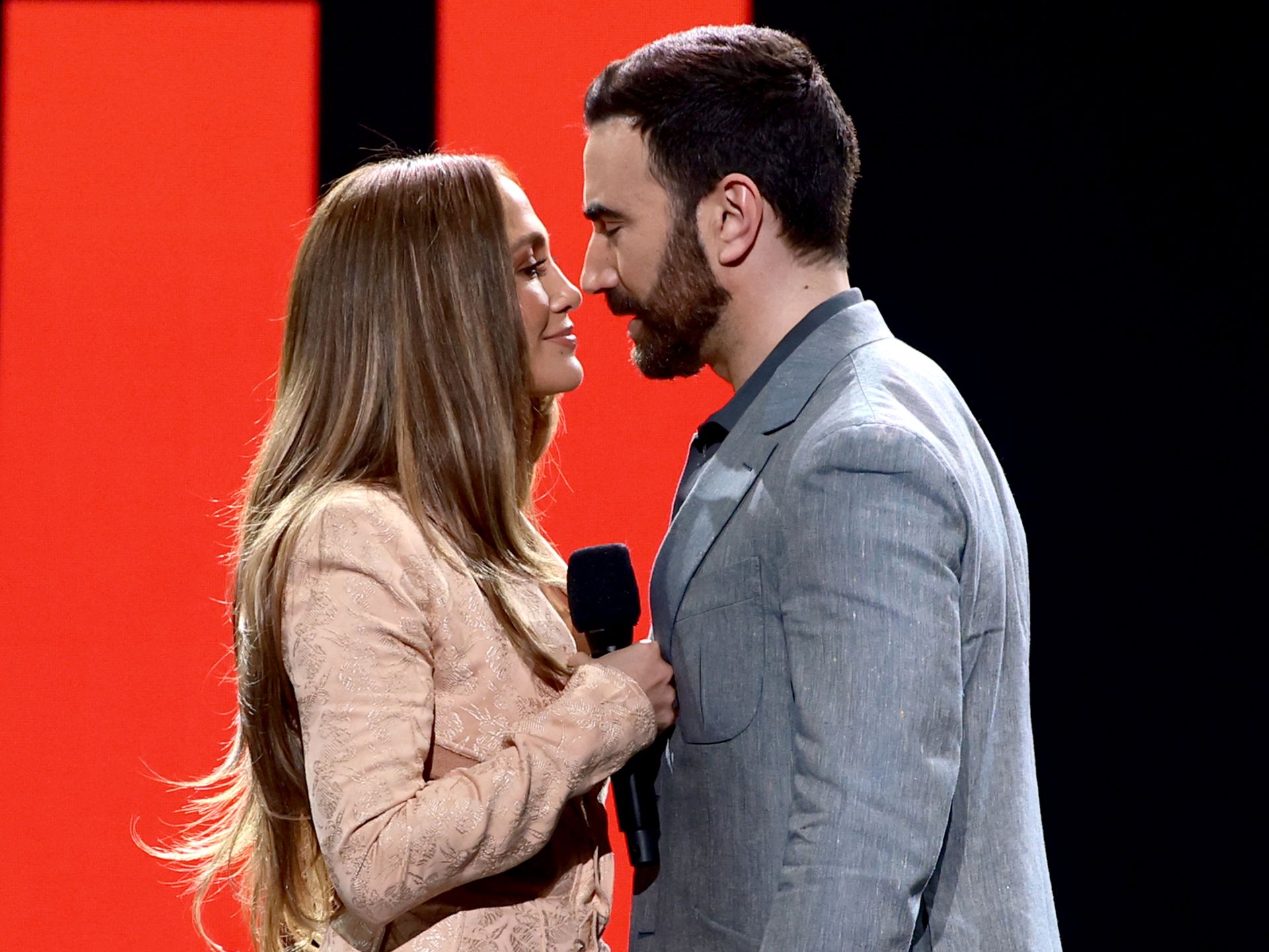 Jennifer Lopez responde tajante a los rumores de romance con Brett Goldstein: "Sucede todo el rato"