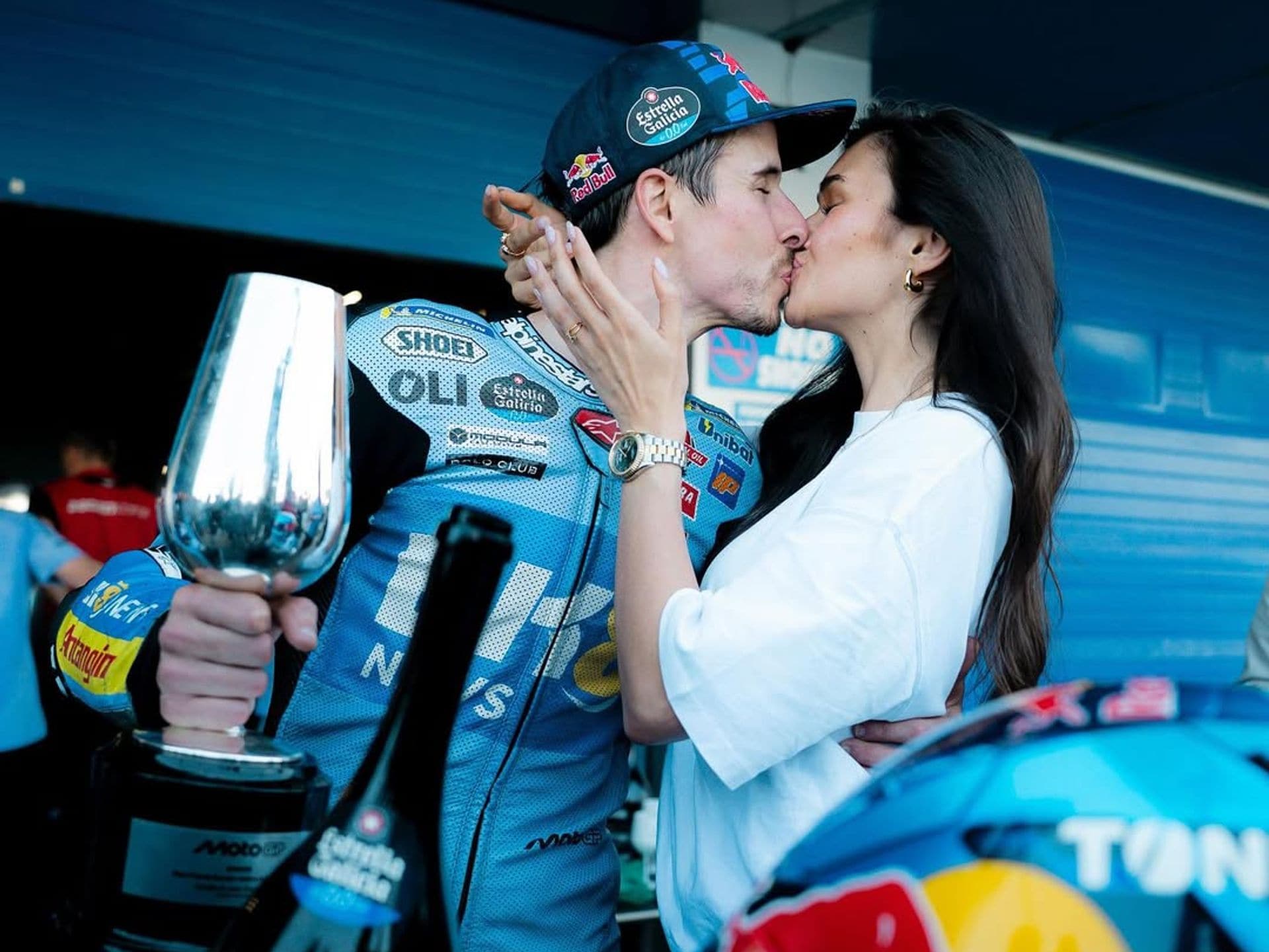 &Aacute;lex, el hermano del piloto Marc M&aacute;rquez, triunfa en Jerez y lo celebra as&iacute;  con su novia