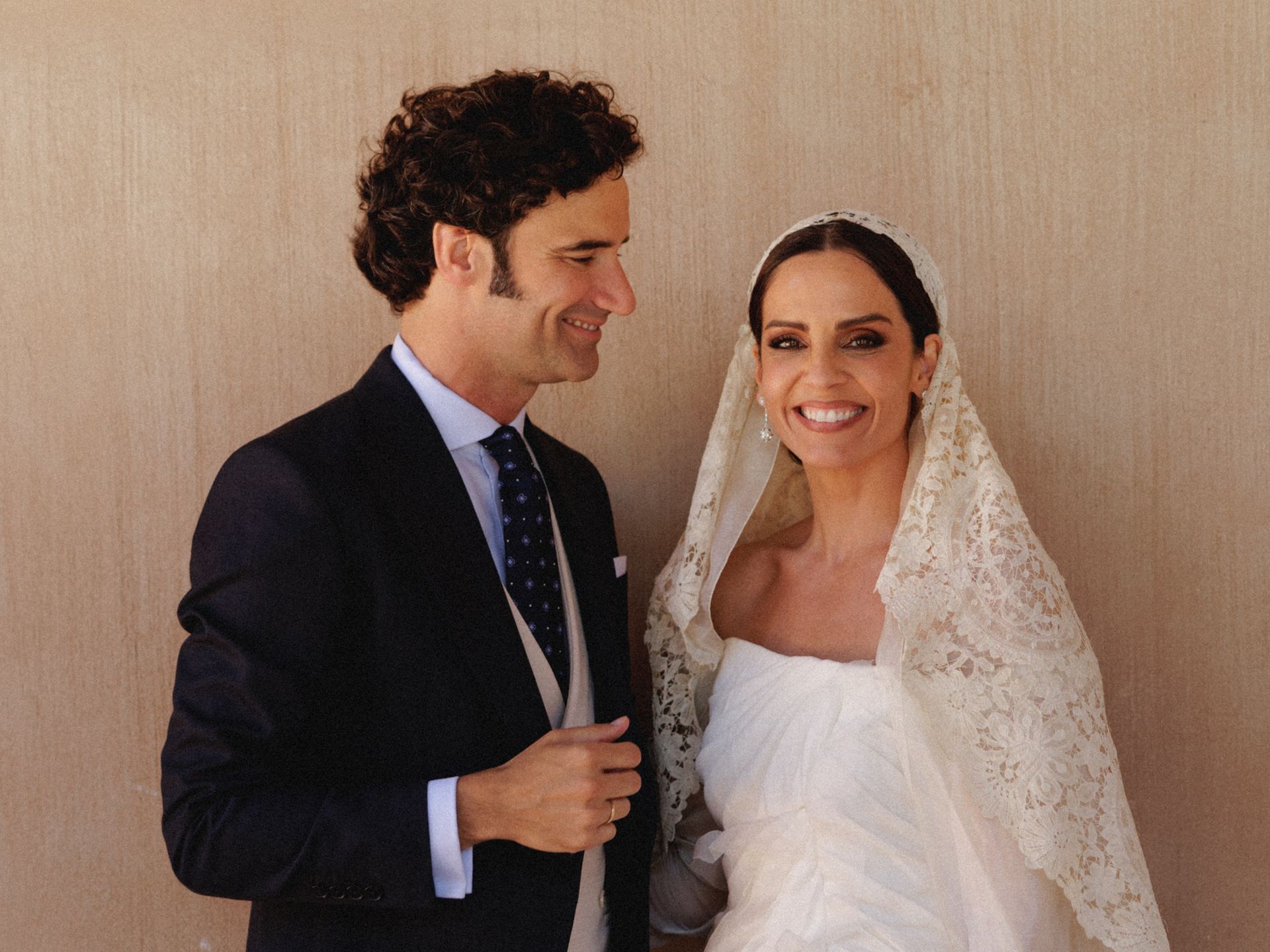 Entramos en la boda de Ana Cuesta, presentadora de laSexta, y Guillermo Calavia: fotos inéditas y todos los detalles
