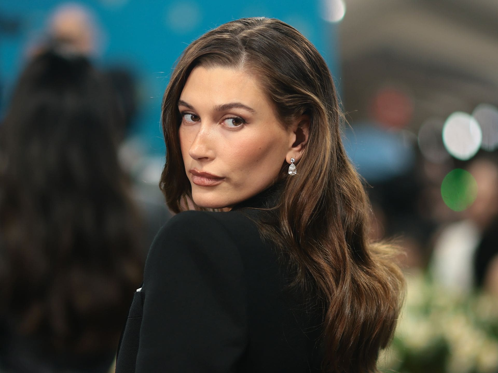 Hailey Bieber revela su tutorial para un maquillaje 'toasty glam' efecto  bronceado